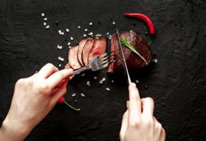 Виц: От половин час се боря с тази пържола