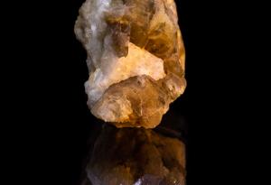 Тази странна скала сияе в тъмното и учените вече знаят как