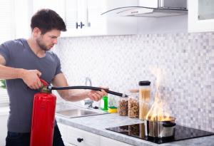 Виц: Скъпи, защо миеш тавана?