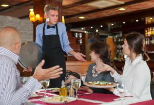 Виц: Сервитьор, пилето е прекалено студено