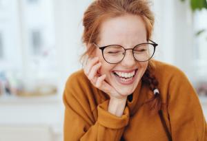 Виц: Как да разсмеем една жена