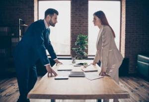 Без „очевидно“ и „трябва“!