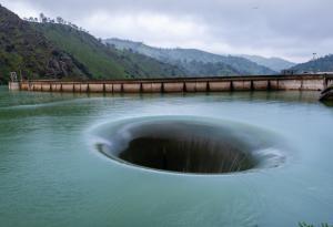 Дупката в езерото Бариеса не е илюзия. Действително съществува