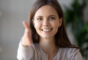 Ефектът на 7-те секунди: как непознатите ни „сканират“ и защо първото впечатление няма нищо общо с дрехите