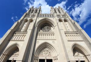 5000 респираторни маски бяха случайно открити в криптата под катедрала