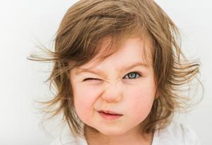 Досадните тикове: детето непрекъснато мига с очи 