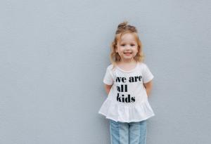 Виц: Какво ще си купи малко момиченце с много пари