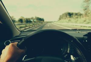 Виц: Баба кара по магистралата и слуша по радиото