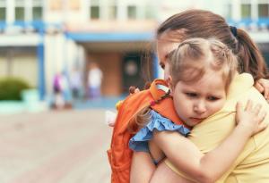 Теорията на привързаността: Как детството засяга нашия живот