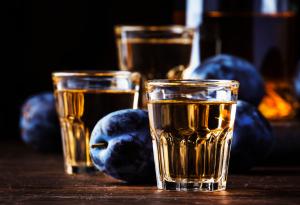 Виц: Съвет от габровец, който си е разлял чашата с ракия