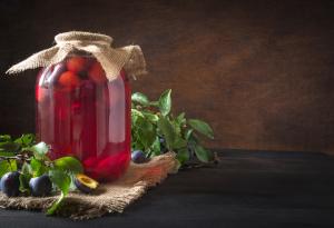 Виц: Прокурор вари компоти