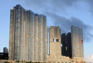 Защо в хонконгските небостъргачи зеят дупки