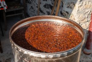 Виц: Мъж вари ракия, но...