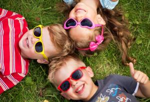 Слънчеви очила за хлапето – със стъкла или полимер 