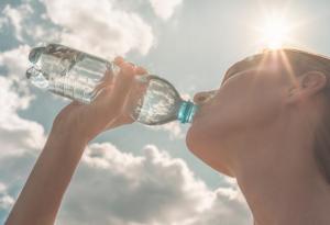 Студените напитки като възможна защита срещу топлинен удар: ново проучване изследва ефективността им при възрастни хора