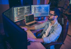 Виц: Какво издава броят на мониторите