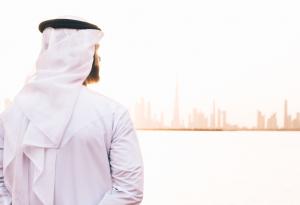 Вечерен виц: Един автобус, пълен с възрастни жени, спира пред палата на шейха