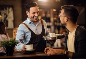 Виц: Сервитьор, какво пие русата госпожица в ъгъла?