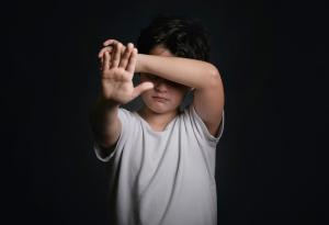 Когато дете удари друго дете, е агресия. Когато възратен удари дете, е дисциплина