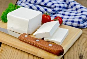 Когато хапваме сирене, предпазваме зъбите си от кариес