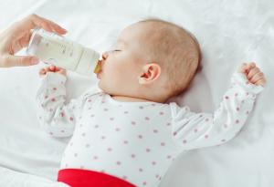 Бебетата вероятно поглъщат милиони частици микропластмаса от бутилките