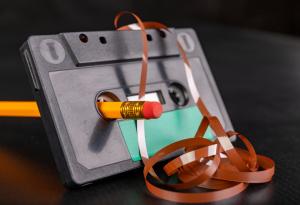 Виц: Връзката между аудиокасета и молив