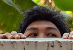 Виц: Мъж влиза вкъщи тихо. Жена му пита