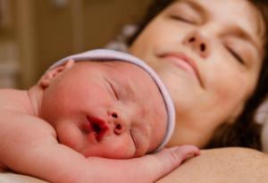 „Златният час“: защо първите 60 минути след раждането, са най-важните