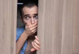 Виц: Ало, скъпи, къде си? Скучно ми е