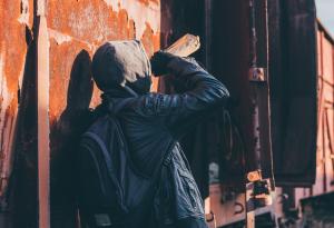 Виц: Пиян мъж разсъждава край спирката