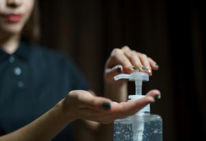 Дезинфектантите за ръце могат да увредят важни поддържащи клетки в мозъка