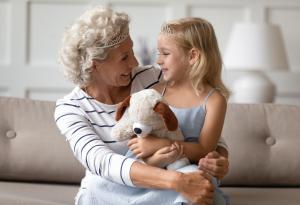 Виц: Бабо, защо дясната ти ръка е малко по-дълга от лявата?