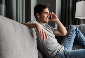 Виц: Габровец звъни на горещ телефон