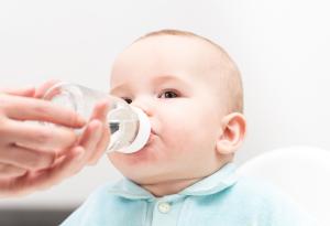 Какво се случва, ако новороденото пие вода