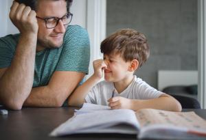 Виц: Тате, какво е да имаш красив син?