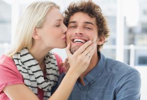 Целувките на любимата стимулират мъжа да заработва повече пари