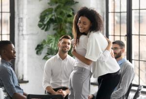 Жените, които се извиняват „по мъжки“, успяват в службата, сочи ново проучване