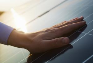 Учени проследиха загадъчни частици, които могат да направят слънчевите клетки по-ефективни