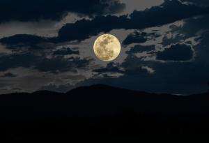 Пълнолунието променя начина, по който спим, без дори да го осъзнаваме