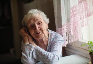 Виц: Бабо, защо каза на доктора, че си на 70?