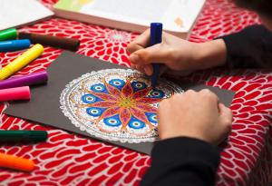 Как рисуването на мандала помага на децата