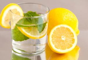 Защо трябва да пиете по една чаша вода с лимон на гладно всеки ден?