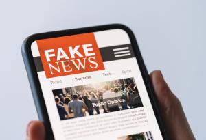 Как конспирациите за климата водят до разколебаване на ценностите и климатичните политики на глобално ниво