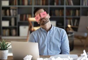 Виц: Oх, чак сега сядам от сутринта!