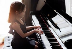 Защо е полезно за децата да учат пиано