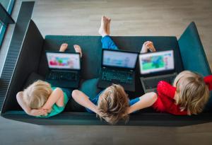 Защо екраните правят децата раздразнителни