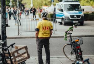 Вярата в конспирации може да е свързана с любов към реда и правилата, а не с липса на критично мислене