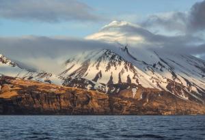 Три вулкана в Аляска изригнаха едновременно