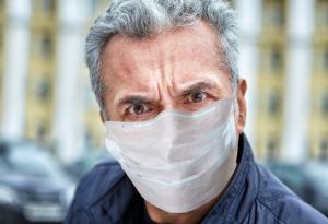 Учени: Носенето на маска ви прави по-привлекателни