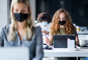 Експерти: COVID-19 може да се задържи във въздуха в продължение на „минути или дори часове“